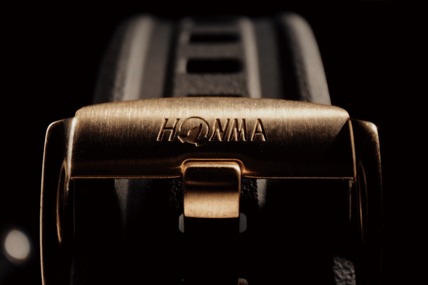 專屬 HONMA 雕刻金色錶扣